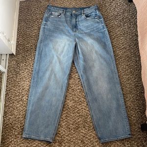 American Eagle High-Waisted Baggy Jeans Size 16